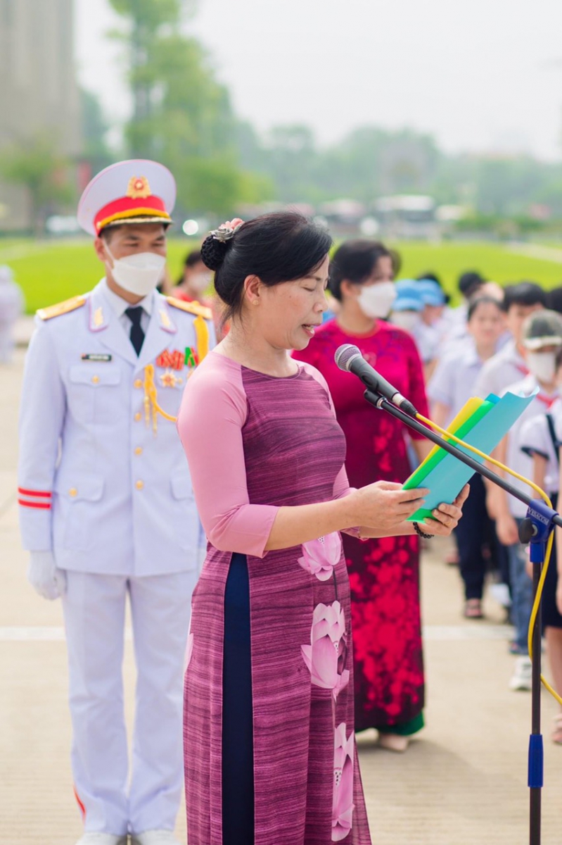 Cô Vũ Thị Hiền đang báo công với Bác trong năm học 2021 - 2022 cô và trò Trường tiểu học Lê Văn Tám đã đặt được.